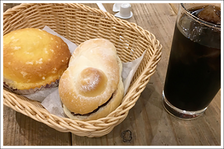 コーヒーを淹れている画像